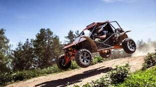 Buggy FunCruiser Lite 1600 преодолевает преграду