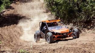 Buggy FunCruiser Lite 1600 поднимается на гору