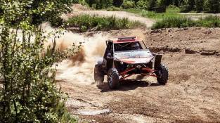 Buggy FunCruiser Lite 1600 выполняет маневр
