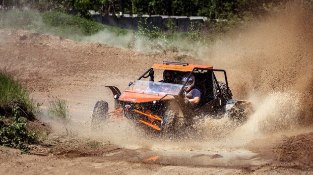 Buggy FunCruiser Lite 1600 выполняет маневр