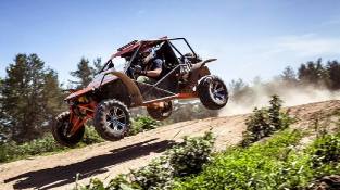 Buggy FunCruiser Lite 1800 выполняет маневр