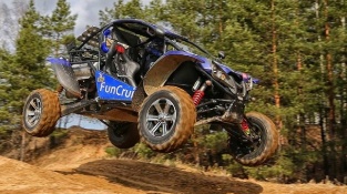 Buggy FunCruiser 2000 Super Sport выполняет прыжок